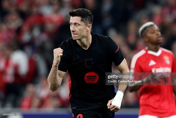 Lewandowski tỏa sáng với cú đúp trên chấm 11m&nbsp;