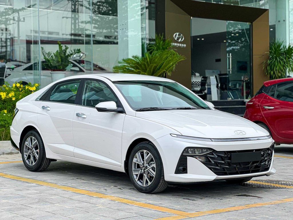 Hyundai Accent nổi bật với ngoại hình trẻ trung và thu hút.