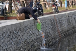 Tin tức trong ngày - Cảnh khó tin trong hồ nước mặn ở Quảng Ninh ngày ông Công ông Táo