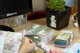 Kinh doanh - Phí đổi tiền mới tăng từng ngày, có nơi lên đến 50%