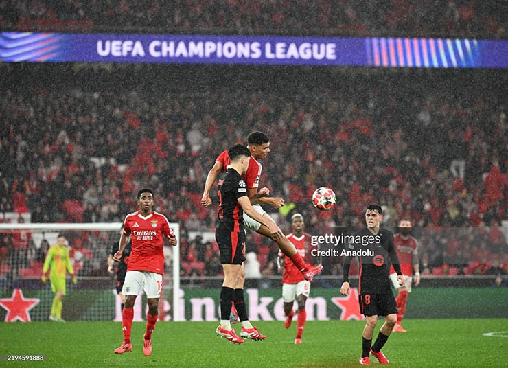 Benfica (áo đỏ) và Barcelona cùng nhau tạo nên một trận cầu "mưa bàn thắng"