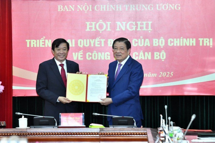  Trưởng Ban Nội chính Trung ương Phan Đình Trạc trao Quyết định của Bộ Chính trị cho ông Bùi Văn Nghiêm. Ảnh:  NHÂN DÂN 