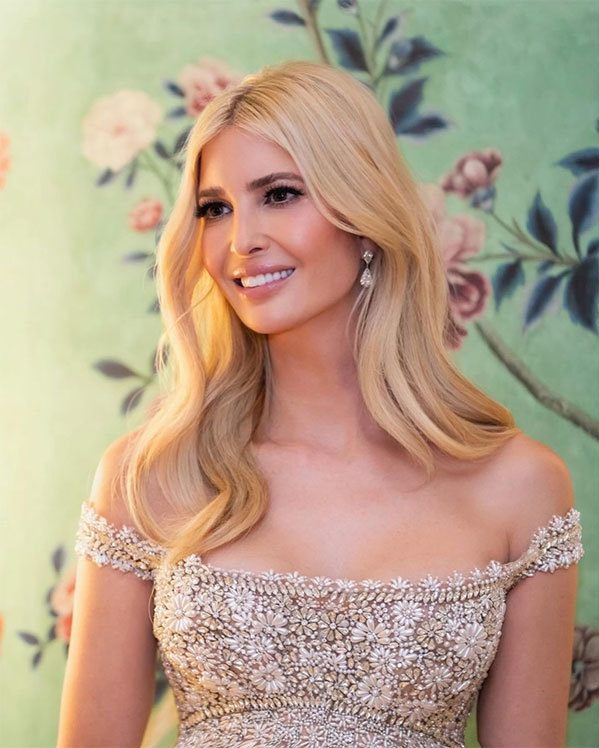 Ivanka đeo bông tai hình giọt nước trong buổi tối trước lễ nhậm chức của bố. Ảnh: Instagram Ivanka Trump