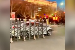 Clip: Hết hồn tài xế ô tô "độ giáp" cho xe chạy băng băng trên đường