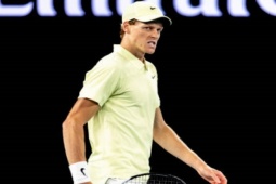 Sinner xô đổ thêm 3 kỷ lục, gạt phăng chấn thương tại Australian Open