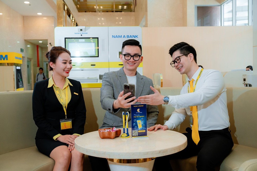 Khách hàng trải nghiệm Ngân hàng số Open Banking.