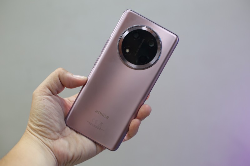 Honor X9c có mặt lưng sáng bóng.