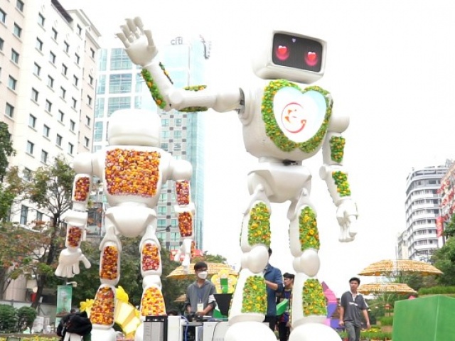 Robot biết giao tiếp với khách trên đường hoa Nguyễn Huệ