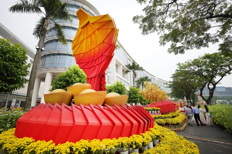 Hình ảnh rắn cách điệu Linh xà đại phú của năm Ất Tỵ 2025 xuất hiện trên đường hoa với chiều cao gần 6 mét, chiều dài 26 mét, cách điệu theo nghệ thuật xếp giấy, mang lại cảm giác thân thiện, gần gũi. Theo BTC, linh vật vươn cao như gửi lời chúc phát tài, phát lộc đầu năm.