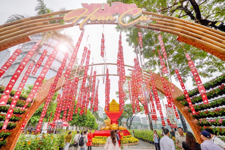 Cổng Nghinh xuân với sắc đỏ, vàng rực rỡ. Trên cổng, chủ đề được thể hiện nổi bật, cùng hàng trăm chiếc phong bao lì xì đỏ rực, đón chào du khách.