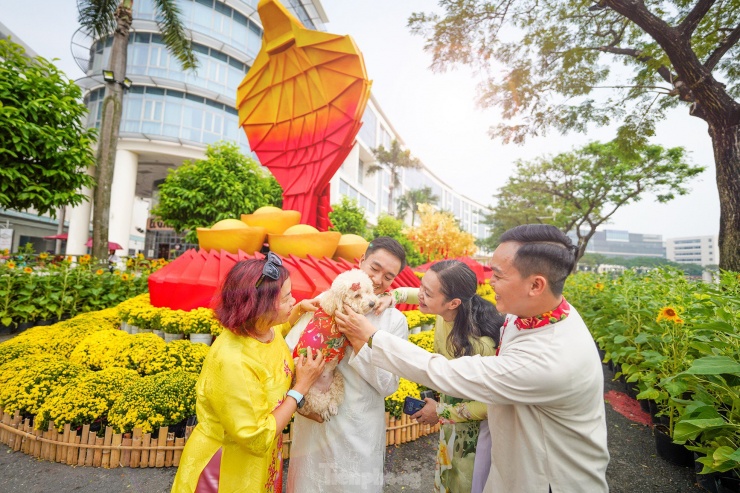 "Năm nào mình và gia đình cũng ra đây để chụp ảnh lưu niệm. Mình thấy linh vật năm nay hoành tráng với những mảng màu rực rỡ, thiết kế cách điệu khá đẹp." - anh Nguyễn Văn Lộc chia sẻ.