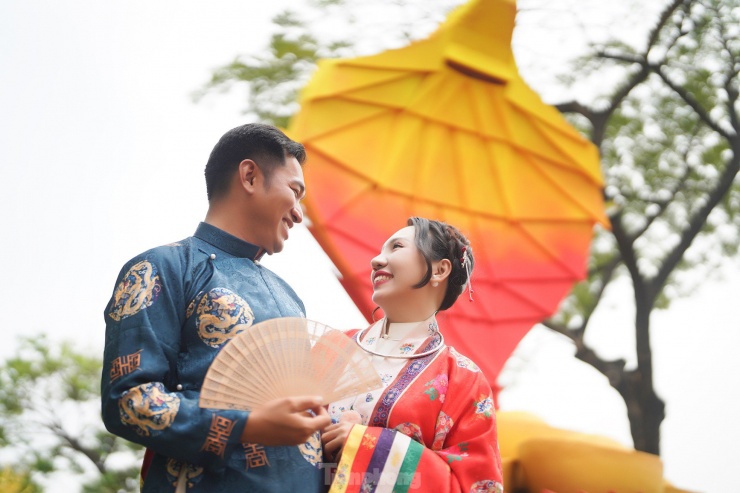 Vợ chồng anh Tuấn Kiệt và chị Bảo Châu (quận Phú Nhuận) năm nay quyết định thuê áo Nhật Bình để lưu lại khoảnh khắc đẹp bên Linh xà đại phú.