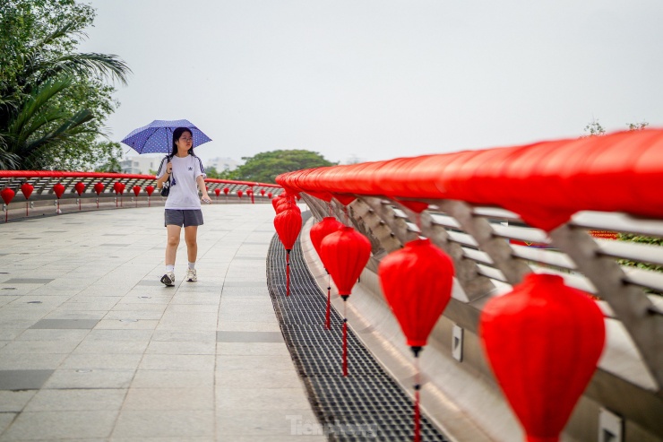 Cầu Ánh Sao cũng được trang hoàng đón xuân.