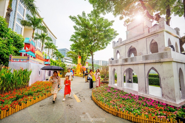 Điểm nhấn thể hiện đậm nét chủ đề của Đường hoa Phú Mỹ Hưng Tết Ất Tỵ là cụm tiểu cảnh Bắc - Trung - Nam sum họp với mô hình kiến trúc đại diện 3 miền là Tháp Rùa, Ngọ Môn và Chợ Bến Thành.