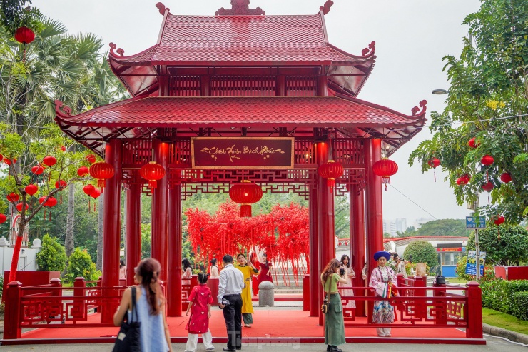 Giới trẻ tấp nập check in đường hoa Tết ở 'khu nhà giàu' TPHCM - 14