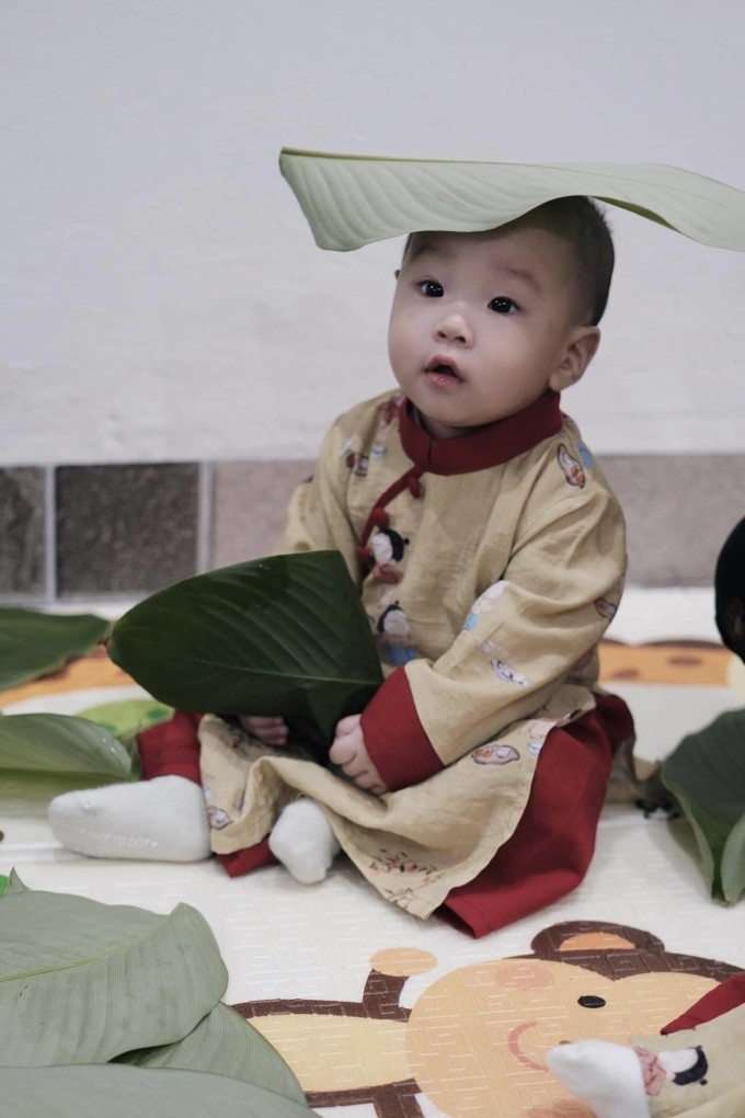 Jimmy khi làm bánh chưng cùng ông bà ngoại.