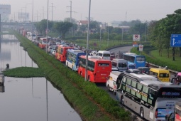 Tin tức trong ngày - 'Chen chân' ở cửa ngõ TPHCM sáng 25 Tết