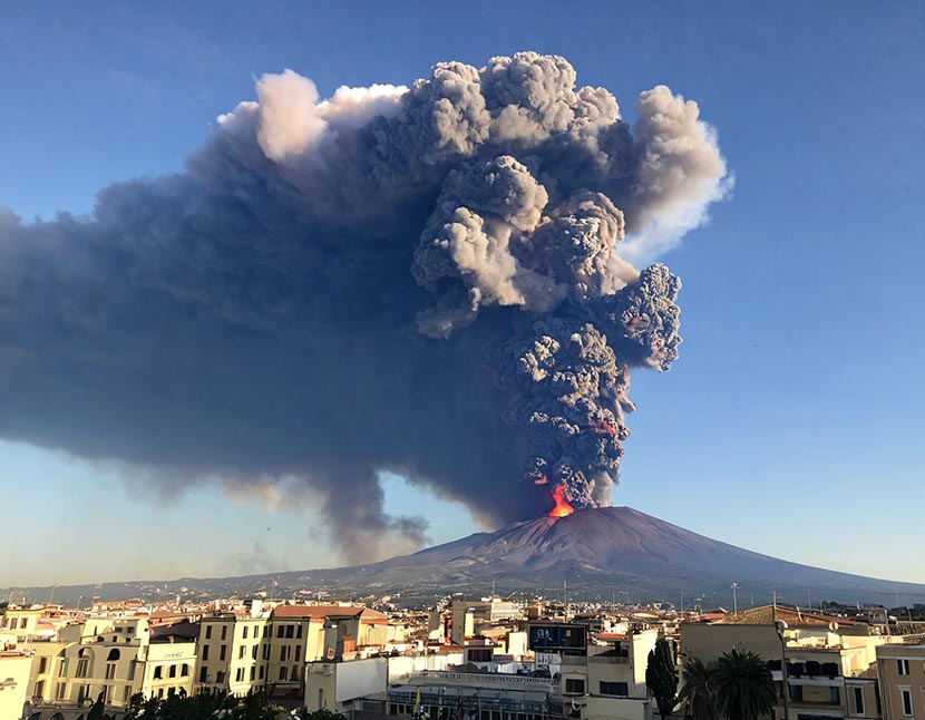 Núi lửa Etna ở Italia (ảnh: Travelandtourworld)