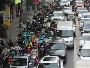 Tin tức trong ngày - Cận Tết Nguyên đán, dòng ô tô 'bao vây' xe máy trên đường phố Hà Nội