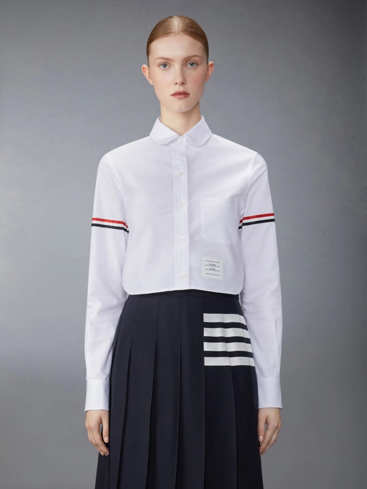 Trong khi đó, sơ mi trắng của người đẹp quê Nam Định là thiết kế Thom Browne 450 USD (11,5 triệu đồng).