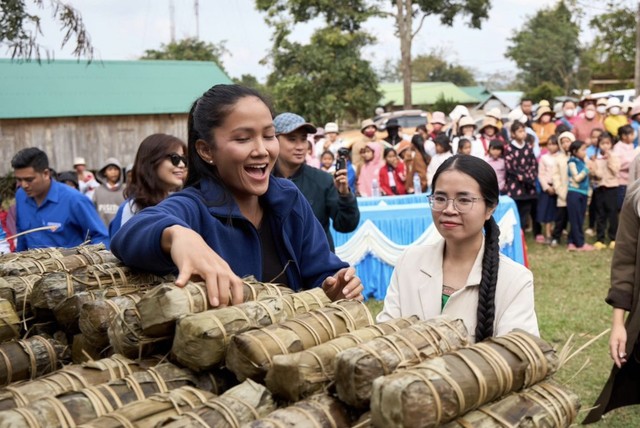 Ngoài 400 đòn bánh tét, H'Hen Niê còn chuẩn bị 380 phần quà để tặng người dân buôn Đrang Phốc, xã Krông Na và xã Ea Wer thuộc huyện Buôn Đôn, xã Cư Prao và xã Krông Jing thuộc huyện M'Đrắk, Đắk Lắk.