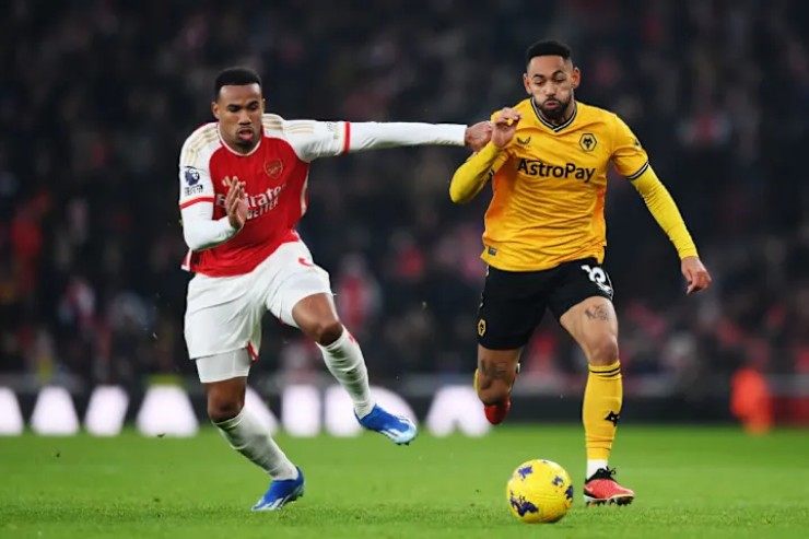 Arsenal (áo đỏ trắng) được đánh giá cao hơn Wolves