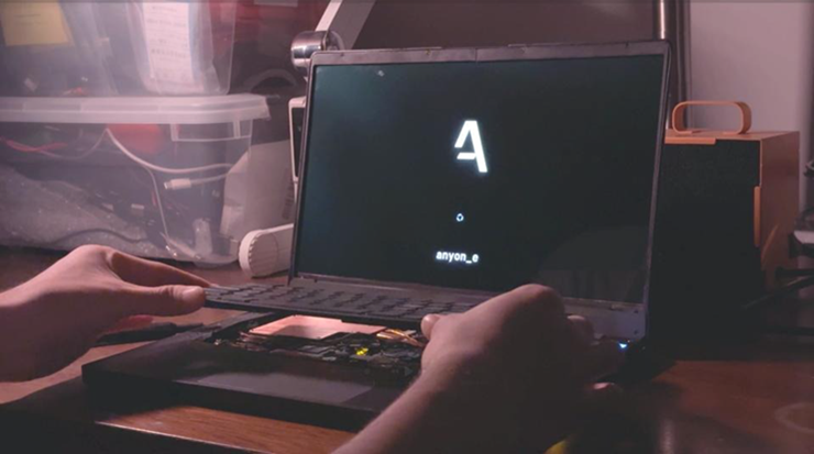 Chiếc laptop do Byran tự chế tạo với cấu hình ấn tượng.