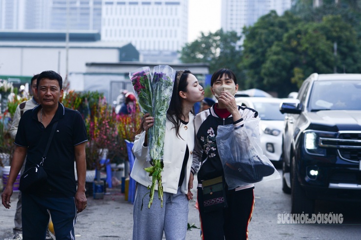 Những gương mặt hồ hởi khi chọn được những bó hoa, cây quất, cành đào, ưng ý nhất.