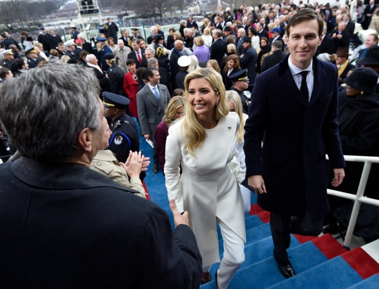 Ivanka và Jared rời đi sau lễ nhậm chức Tổng thống Mỹ đầu tiên của ông Trump tại Điện Capitol Mỹ ở Washington, DC, vào ngày 20/1/2017. Kể từ ngày hôm đó, họ chính thức trở thành cố vấn cấp cao của ông Trump trong 4 năm nhiệm kỳ. Ảnh: Getty Images.