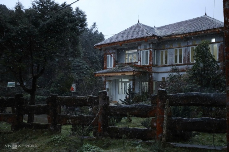 Mưa tuyết rơi xuống phủ trên nóc một ngôi nhà ở đỉnh Ô Quy Hồ.