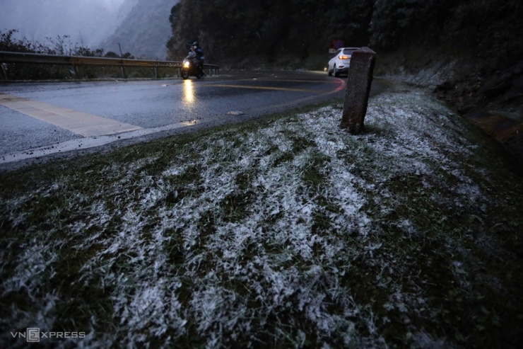 Khoảng 16h, tại đèo Ô Quy Hồ cao hơn 2.000 m, giáp ranh giữa tỉnh Lai Châu và Lào Cai cũng xuất hiện mưa tuyết.