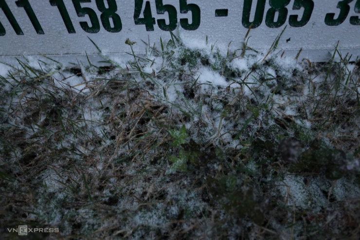 Cục Cảnh sát giao thông lưu ý các tài xế nên hạn chế hoặc tạm ngưng lưu thông trên các cung đường có tuyết rơi, đóng băng. Nếu buộc phải di chuyển cần chú ý kiểm tra kỹ phương tiện và định hình lộ trình trước khi xuất phát, đồng thời bảo đảm sức khỏe, tỉnh táo khi lái xe.