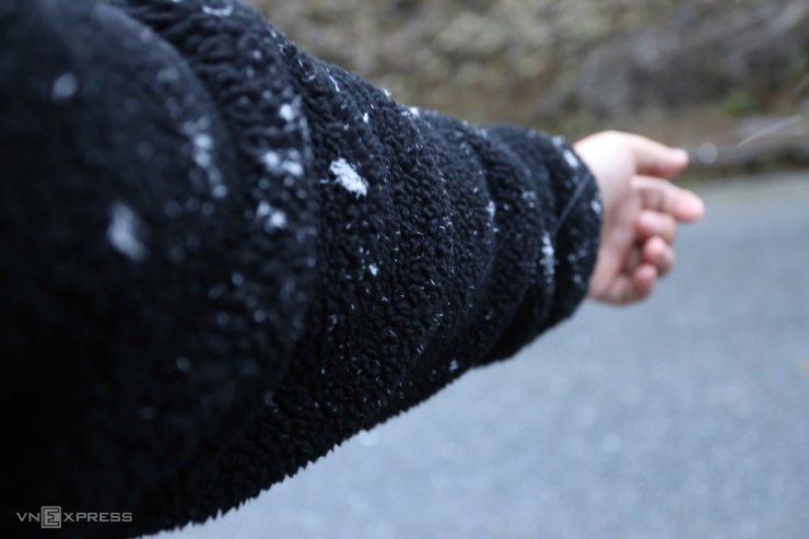 Tuyết rơi xuống áo người đi đường. Trung tâm Dự báo Khí tượng Thủy văn quốc gia dự báo hai ngày tới miền Bắc sẽ chìm sâu trong không khí lạnh. Các đỉnh núi cao nhiều khả năng tiếp tục có băng giá, sương muối và mưa tuyết với mức độ dày hơn.