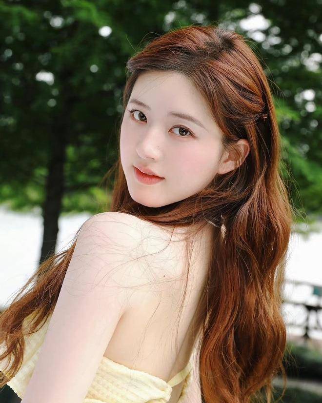 Triệu Lộ Tư được biết đến với vẻ đẹp ngọt ngào, đáng yêu, mang phong thái hoạt bát và gần gũi, chuẩn hình mẫu "cô gái nhà bên", cùng làn da trắng mịn rạng ngời đầy cuốn hút.