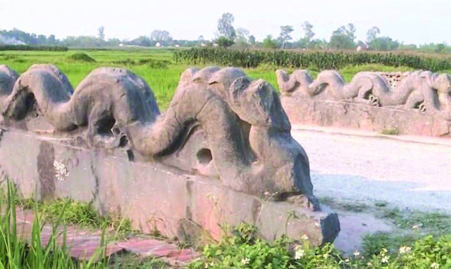 Đôi rồng đá mất đầu.