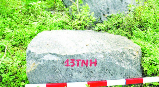 Những tảng đá, hiện vật còn sót lại tại núi An Tôn, nơi được các nhà khoa học cho rằng nhà Hồ đã lấy đá từ đây về xây thành. (Ảnh trong bài: Tác giả cung cấp)