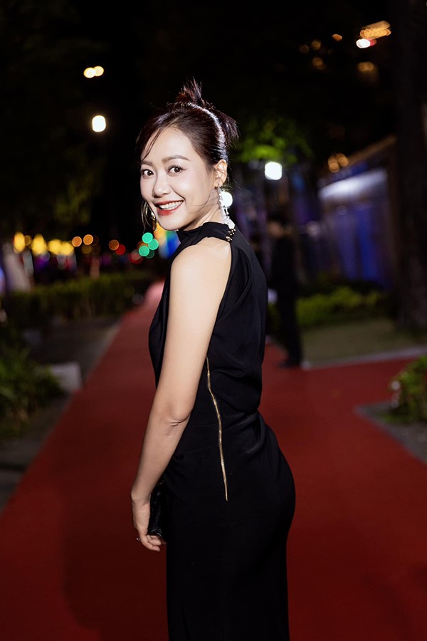 Ngoài những vai diễn, những đóng góp cho nghệ thuật, diễn viên Hồng Ánh còn có cuộc sống riêng tư bình yên. Ở tuổi U50, Hồng Ánh có hôn nhân hạnh phúc bên người chồng kín tiếng Nguyễn Thanh Sơn.