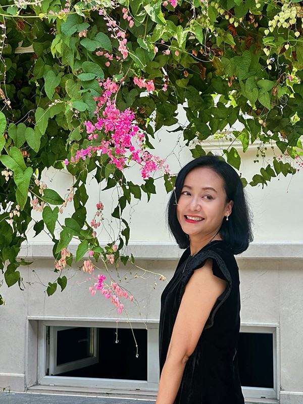 Được biết chồng diễn viên Hồng Ánh là người đất Bắc, điều này khiến khán giả về cuộc sống làm dâu của cô. Nói về chuyện này, Hồng Ánh tâm sự: "Trước khi lấy chồng, Ánh cũng nghe mọi người dọa như vậy và cũng có chút sợ. Cá tính của Ánh thì không được khéo léo trong công việc nội trợ gia đình. Nhưng bên nhà chồng, ngoài tình cảm dành cho con dâu là người miền Nam, bố mẹ chồng Ánh còn dành tình cảm đặc biệt như một khán giả yêu quý các vai diễn của Ánh. Lâu lâu ra Hà Nội trở về quê chồng, tâm trạng Ánh rất thoải mái".