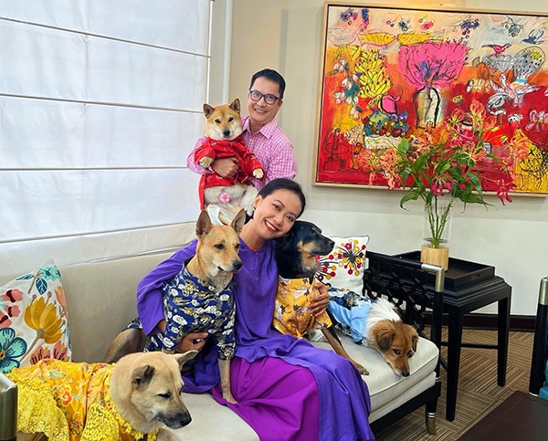 Dù chưa có con chung nhưng vợ chồng Hồng Ánh vẫn khiến khán giả ngưỡng mộ vì cuộc sống quá hạnh phúc. Hồng Ánh bộc bạch: "Quan trọng là mình định nghĩa thế nào là hạnh phúc. Nhiều người nghĩ rằng có con mới hạnh phúc? Tại sao phải có con mới hạnh phúc? Trong phim có lời thoại: Chả lẽ phải sinh con mới là con người. Mọi người cứ quen suy nghĩ và quyết định giùm suy nghĩ của người khác theo lăng kính của mình". Khi suy nghĩ thông suốt, nữ diễn viên hạnh phúc với những gì mình đang có. Ngoài sự nghiệp thăng hoa, cô tận hưởng niềm vui bên chồng và có sở thích nuôi thú cưng.