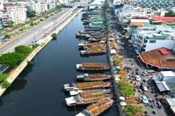 Nhộn nhịp chợ hoa 'trên bến dưới thuyền' ở TP HCM