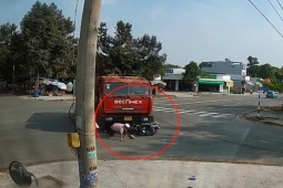 Clip: Vượt ẩu kinh hoàng, người đi xe máy suýt gặp tai họa dưới bánh ô tô