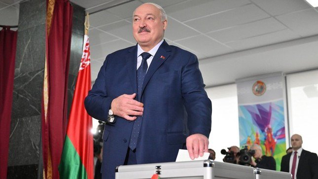 Tổng thống Belarus Alexander Lukashenko bỏ phiếu tại Minsk. (Ảnh: Sputnik)