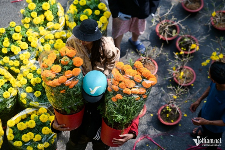 Cảnh mua bán diễn ra tấp nập. Nhiều người vẫn tiếp tục trả thêm giá thấp dù tiểu thương đã giảm giá tới 50%.