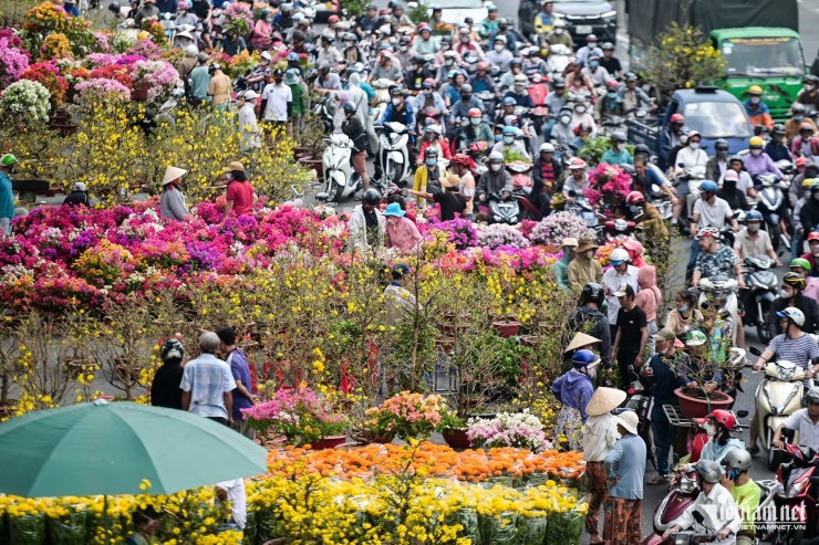 Trưa nay (28/1, tức 29 Tết), không khí tại chợ hoa Công viên Gia Định trở nên khẩn trương khi nhiều tiểu thương phải trả mặt bằng trước 12h trưa. Lúc này, rất đông người dân chờ đến ngày cuối cùng mới đi mua hoa với tâm lý sẽ được hưởng giá rẻ.