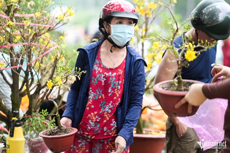 Một quầy hàng bán mai mini đồng giá còn 100.000 đồng (những ngày trước đó là 150.000 đồng). Các mặt hàng hoa, kiểng như quất, cúc, hướng dương, hoa mào gà... được người bán giảm giá sâu. 