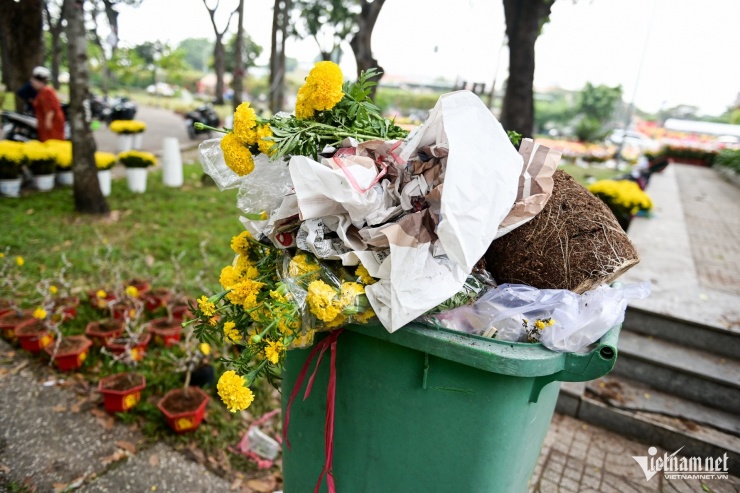 Hoa ế chất đống, được chủ nhân vứt bỏ trong thùng rác. 