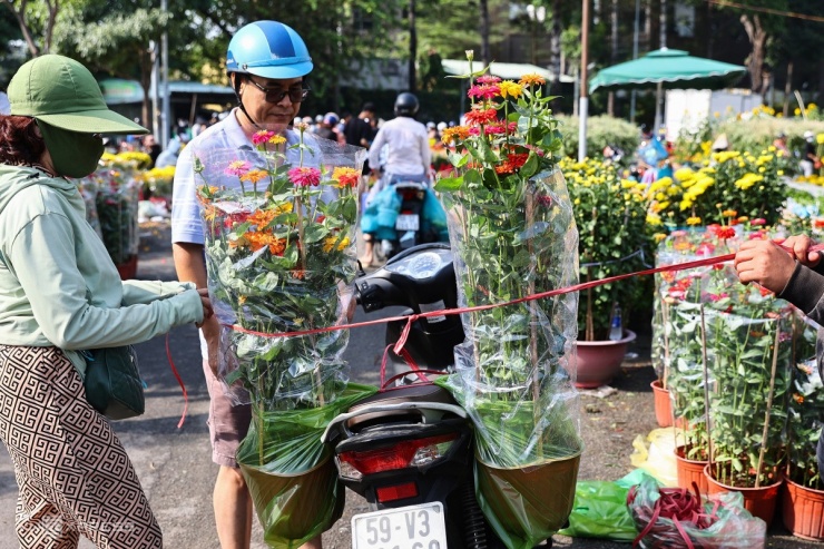 Anh Hải Quân (TP Thủ Đức) mua được hai chậu hoa cúc với giá hơn 300.000 đồng. Anh cho biết đã mua hoa Tết từ một tuần nay, tranh thủ ngày cuối có giá rẻ nên ra mua thêm để chưng trong nhà. "Hoa rẻ lắm, tôi mua ngay chứ không mặc cả gì", anh nói.