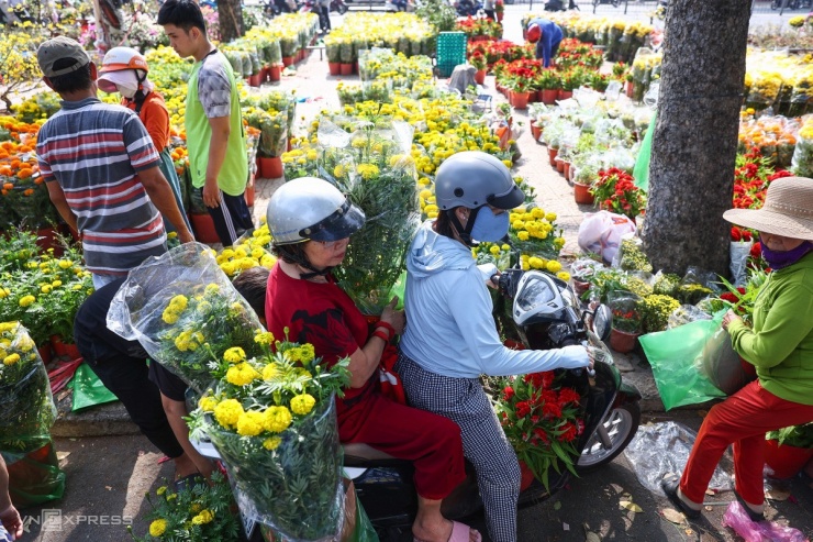 Chiếm số lượng lớn trong chợ hoa là các loại cúc, vạn thọ, mào gà... với giá "xổ" 50.000 đến 400.000 đồng một cặp, tuỳ kích thước. Loại hoa này thu hút nhiều người mua về chưng, phần lớn chủ hàng giảm giá một nửa.