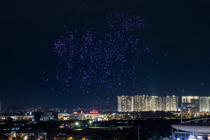 Drone gặp sự cố, không sắp xếp thành hình, tối 26/1. Ảnh: Giang Huy