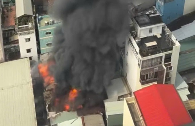 Hoả hoạn xảy ra trong khu dân cư đông đúc, nhiều nhà cao tầng. Ảnh: Minh Bằng